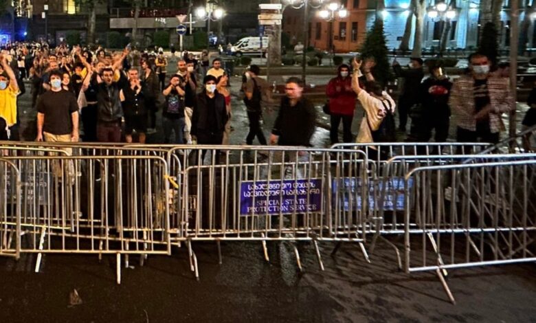 Tiflis'te protestocular şehir merkezindeki setin önünü kapattı