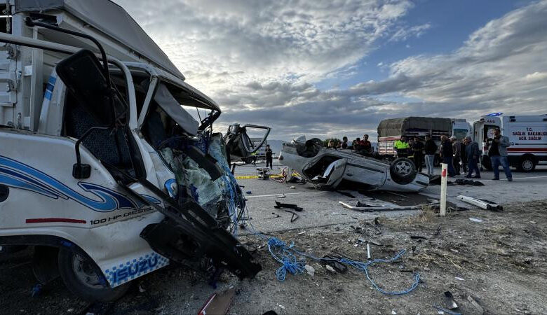 Türkiye'de kamyon binek otomobille çarpıştı, 3 kişi öldü - FOTOĞRAF