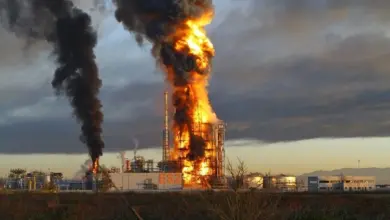 Ukrayna, Rusya'daki bir petrol rafinerisini İHA'larla vurarak yangına neden oldu