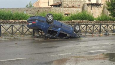 Akhmeta belediyesinde meydana gelen kasırga Alaverdi Katedrali'nin çatısına zarar verdi; felaketten dolayı arabalar da hasar gördü.