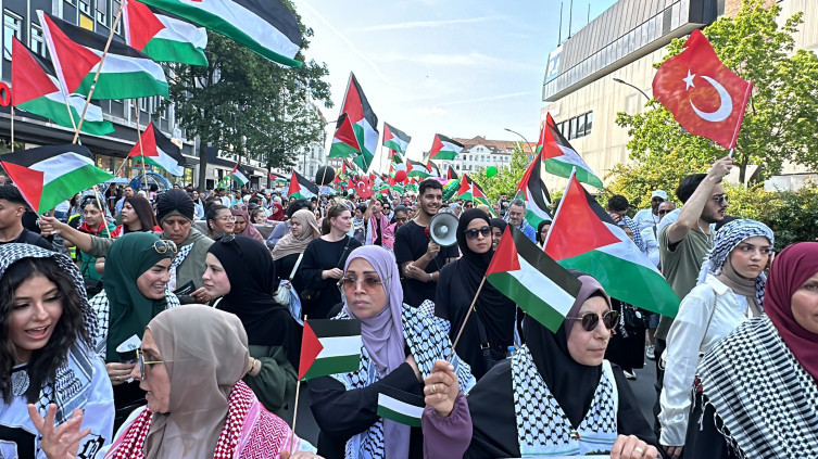 Berlin'de Filistin'e destek mitinginde çok sayıda kişi gözaltına alındı