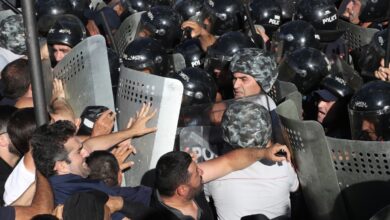 Ermenistan'da polis protestoculara karşı ses bombası kullandı