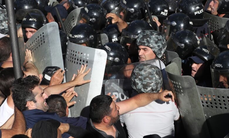 Ermenistan'da polis protestoculara karşı ses bombası kullandı