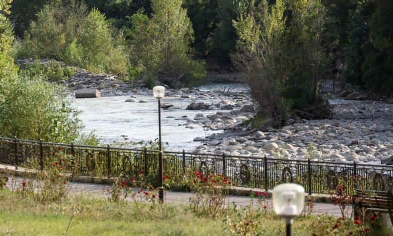 Gürcü tarafı, Tskhinvali'deki Liakhvi Nehri'nde boğulan bir genci arıyor