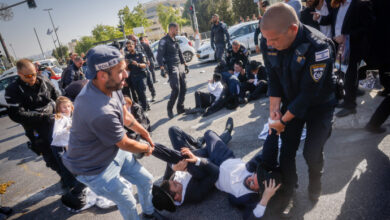 Haredi Yahudileri İsrail ordusunun askere alınmasını protesto etti, şehit askerlerin broşürlerini yırttı - İsrail Haberleri