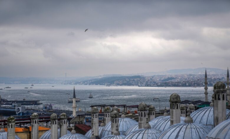 İstanbul'da bir konut çöktü, bir kişi öldü, yedi kişi yaralandı.