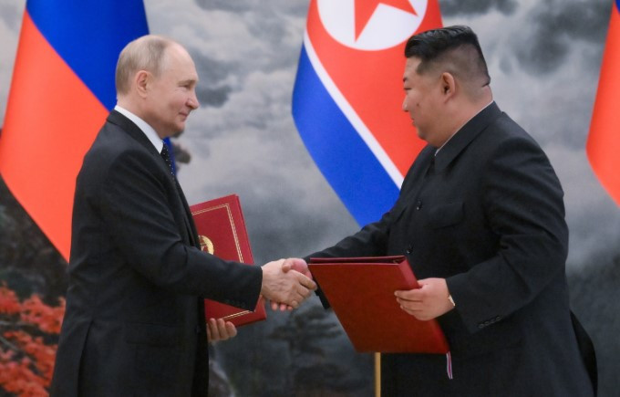 Kim Jong Un, Putin'e Kuzey Kore'nin en yüksek devlet ödülü olan Kim İl Sung Nişanı'nı takdim etti