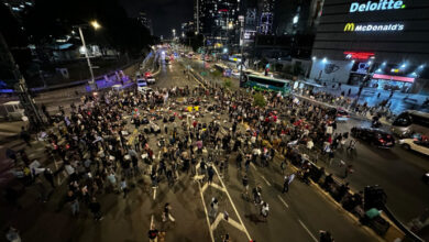 Protestocular Tel Aviv'de yolu kapatarak rehinelerin serbest bırakılması çağrısında bulundu - İsrail Haberleri