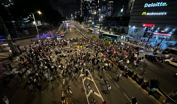 Protestocular Tel Aviv'de yolu kapatarak rehinelerin serbest bırakılması çağrısında bulundu - İsrail Haberleri