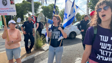 Sağlık personeli göstericilere yönelik polis şiddetini protesto etti - İsrail Haberleri