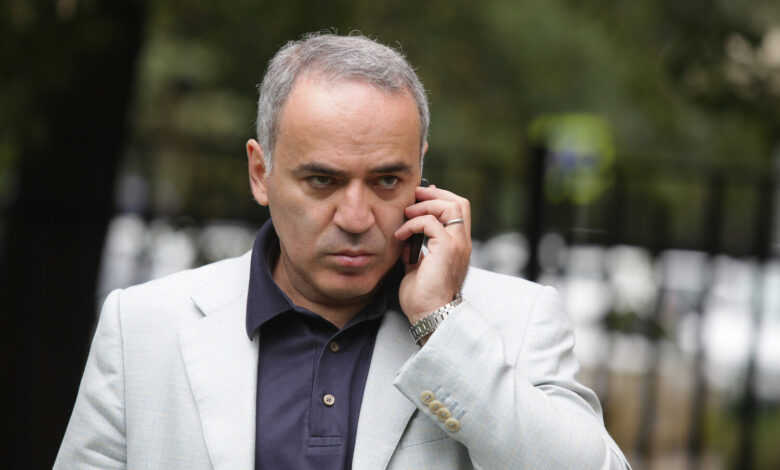 Satranç oyuncusu Garry Kasparov iki yıla kadar hapis cezasına çarptırılabilir