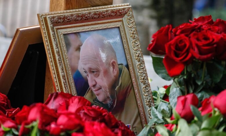 St. Petersburg'daki bir mezarlıkta Yevgeny Prigozhin'e ait bir anıtın açılışı yapıldı