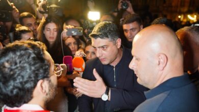 Tiflis'te protestocular polisle sözlü tartışmaya girdi