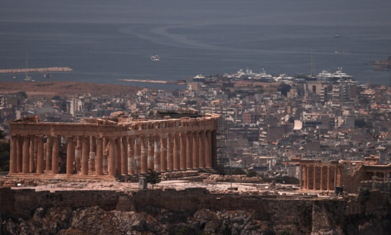 Yunanistan'da rekor sıcaklıklar nedeniyle okullar ve Akropolis'e erişim kapatıldı