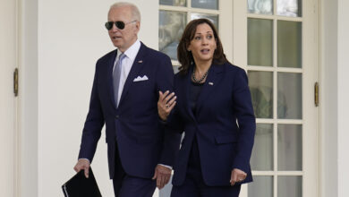 Biden, ABD başkan yardımcısı Kamala Harris'in adaylığını destekledi