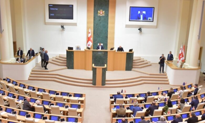 Gürcü muhalefet ve mahkumların aileleri af yasasını eleştirdi