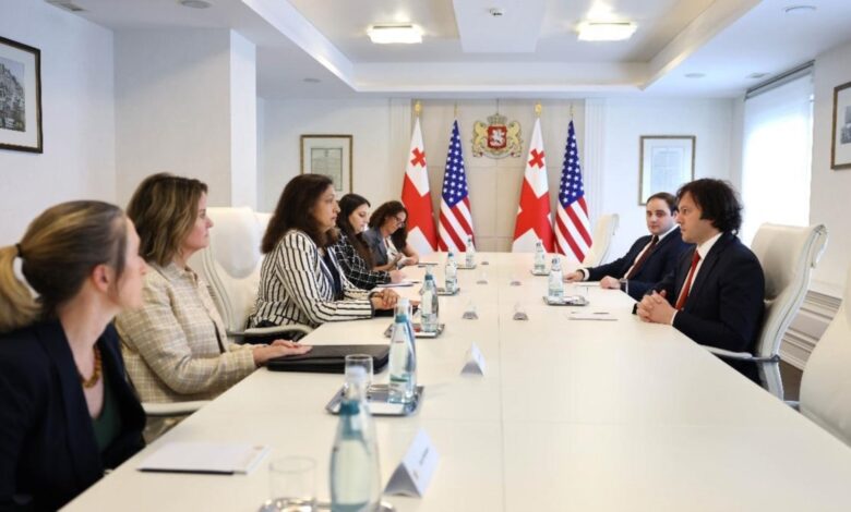 Kobakhidze, ABD Dışişleri Bakan Yardımcısına iki ülke arasındaki ilişkileri geliştirmeye hazır olduğuna dair güvence verdi