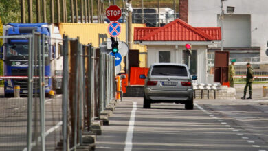 Litvanya, Belarus sınırındaki kontrol noktasında trafiği durdurdu