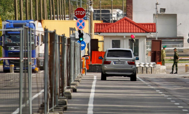 Litvanya, Belarus sınırındaki kontrol noktasında trafiği durdurdu