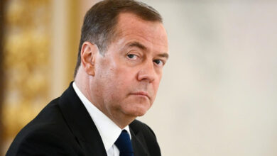 Medvedev: Beyaz Saray'da "bir korkuluk bile" oturabilir, her şey derin devlet tarafından kontrol ediliyor