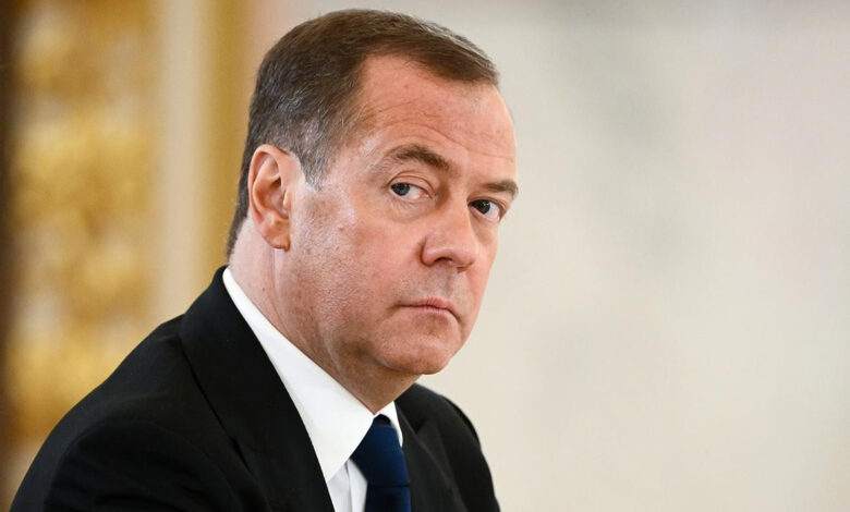 Medvedev: Beyaz Saray'da "bir korkuluk bile" oturabilir, her şey derin devlet tarafından kontrol ediliyor