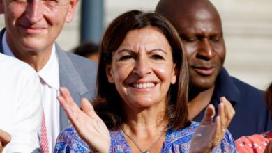 Paris Belediye Başkanı Anne Hidalgo, Olimpiyat Oyunlarının açılışından dokuz gün önce Seine Nehri'nde yüzdü