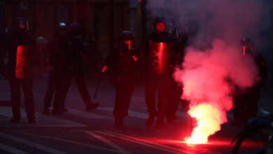 Polis, Paris'in merkezinde sol görüşlü bir miting sırasında göz yaşartıcı gaz kullandı