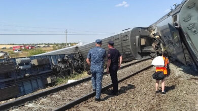 Rusya'da trenin kamyonla çarpışması sonucu 9 vagon raydan çıktı - FOTOĞRAF