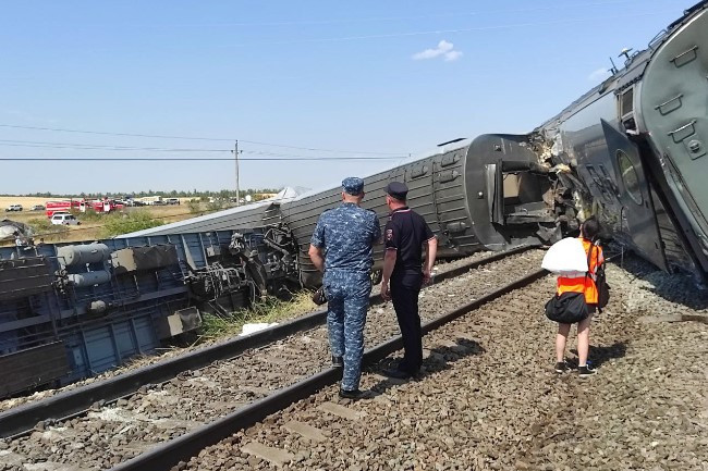 Rusya'da trenin kamyonla çarpışması sonucu 9 vagon raydan çıktı - FOTOĞRAF