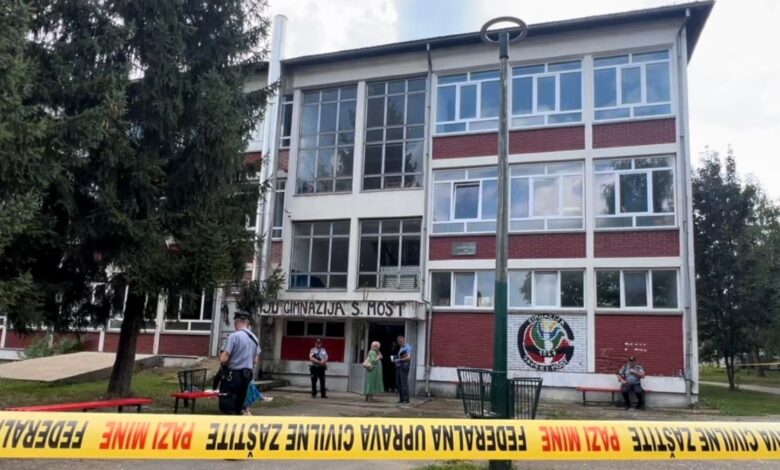 Bosna-Hersek'te bir okulda silahlı saldırı yaşandı ve üç kişi hayatını kaybetti