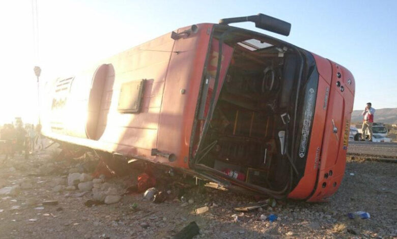 İran'da hacıları taşıyan otobüs devrildi, 35 kişi hayatını kaybetti