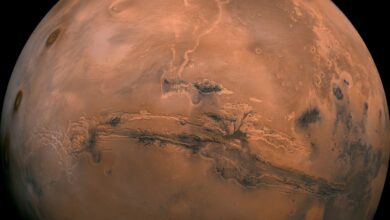 Mars'ta 20 km derinlikte sıvı su keşfedildi