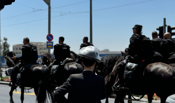 Onlarca haredim Kudüs IDF kayıt ofisinin yakınında gösteri yaptı - İsrail Haberleri