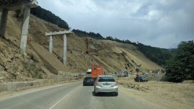 Sağanak yağış nedeniyle Rikoti geçidinde trafik felç oldu