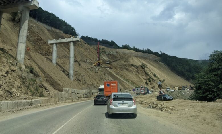 Sağanak yağış nedeniyle Rikoti geçidinde trafik felç oldu