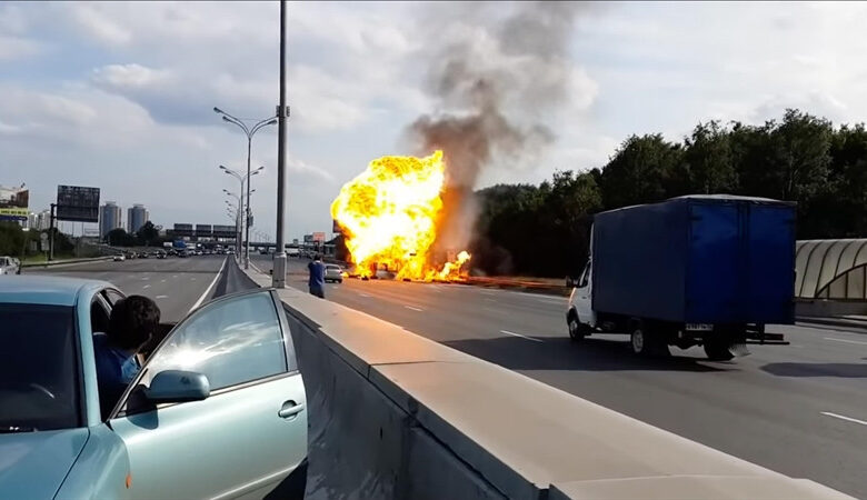 Türkiye'de otomobil patladı, 2 kişi öldü, 12 kişi yaralandı - VİDEO