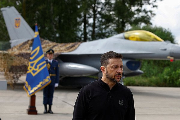 Zelensky, F-16 savaş uçaklarının Ukrayna'ya geldiğini doğruladı - FOTOĞRAF