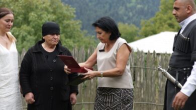 Zurabishvili, Shindis Savaşı'na katılan ölen kişinin ailesine Ulusal Kahraman Nişanı'nı takdim etti.