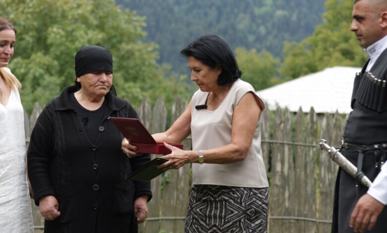 Zurabishvili, Shindis Savaşı'na katılan ölen kişinin ailesine Ulusal Kahraman Nişanı'nı takdim etti.