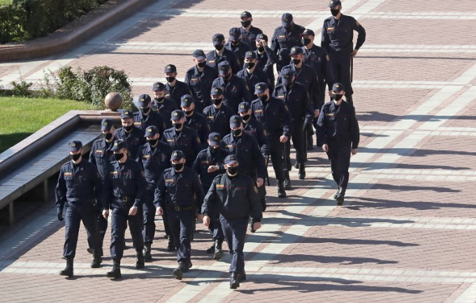 Başka bir ülkenin vatandaşlığını kazanan Belaruslular polislik yapamayacak