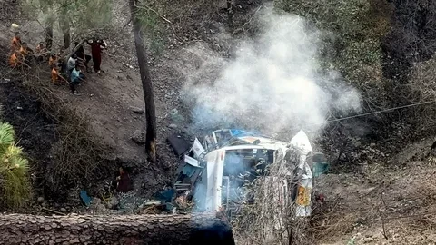 Hindistan'da otobüsün nehre düşmesi sonucu 4 asker öldü, 28 asker yaralandı.