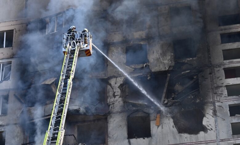 Kharkov'da yüksek bir binaya hava bombası çarptı. Yaralılar var