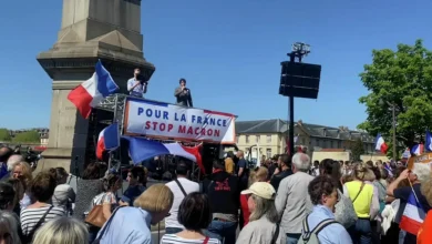 Paris'teki mitinge katılanlar Macron'un istifasını istedi