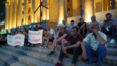 Shukruti köyünün sakinleri bir günden fazla süredir Gürcistan Parlamentosu önünde protesto gösterisi yapıyor