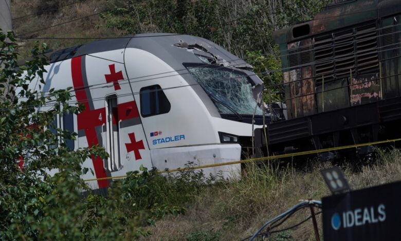 Tiflis'te tren tamir platformuyla çarpıştı: 2 kişi hayatını kaybetti