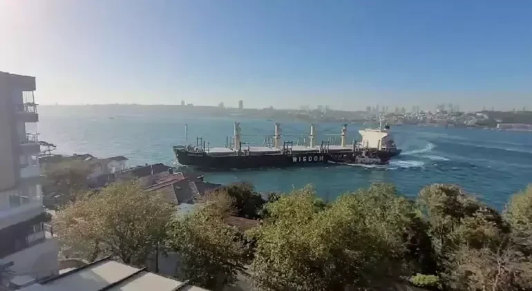 İstanbul Boğazı'nda iki yük gemisi çarpıştı