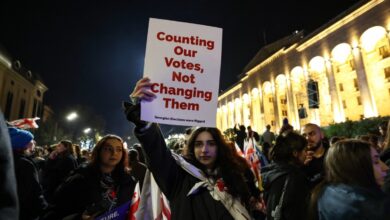 Tiflis'te parlamento önünde öğrenciler 26 Ekim seçimlerinin sonuçlarını protesto etti