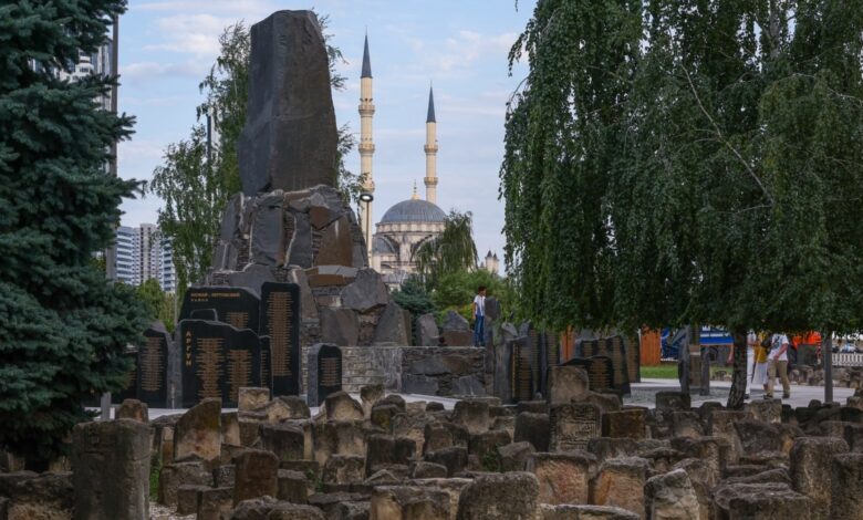 "Anıt": Çeçenya'da erkekler toplu halde gözaltına alındı