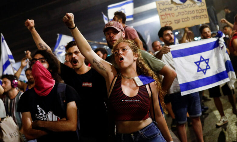 Medya: Savunma bakanının istifasının ardından protestocular Tel Aviv'deki ana otoyolu kapattı