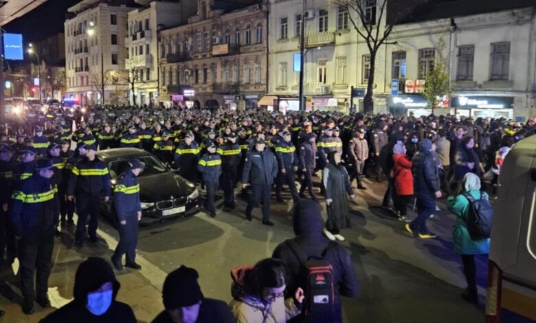 Polis yine protestocuları Tiflis'teki Melikishvili Caddesi'ne geri itti